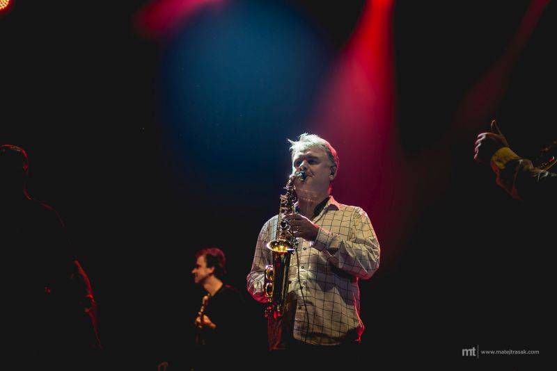 J.A.R. s funkovou jízdou ovládli Lucernu. Dorazil i Vladimír Mišík