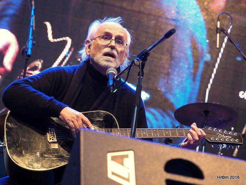 Václavákem zněly budíky: Výročí Sametové revoluce uctili Michal Pavlíček, Emma Smetana, Michal Hrůza a další