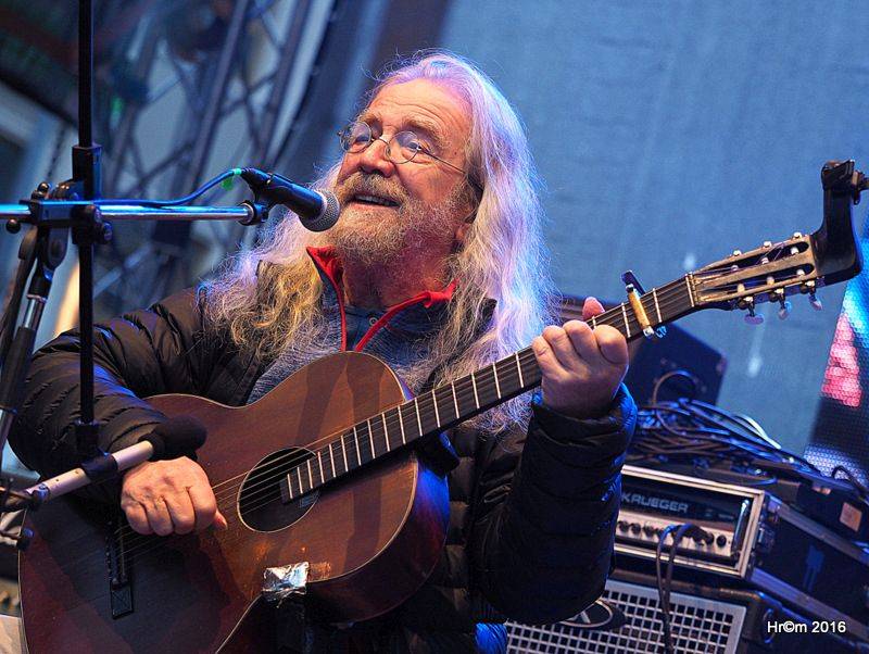 Václavákem zněly budíky: Výročí Sametové revoluce uctili Michal Pavlíček, Emma Smetana, Michal Hrůza a další