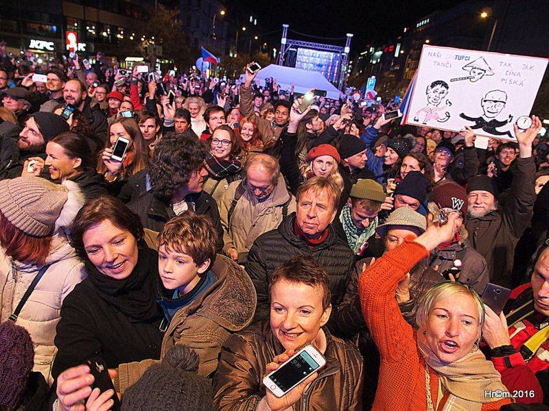 Václavákem zněly budíky: Výročí Sametové revoluce uctili Michal Pavlíček, Emma Smetana, Michal Hrůza a další