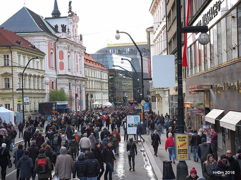 Václavákem zněly budíky: Výročí Sametové revoluce uctili Michal Pavlíček, Emma Smetana, Michal Hrůza a další