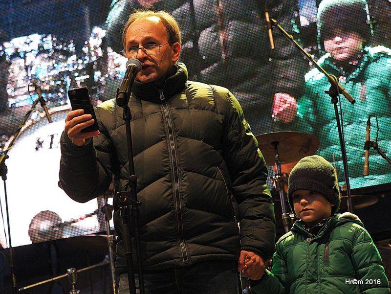 Václavákem zněly budíky: Výročí Sametové revoluce uctili Michal Pavlíček, Emma Smetana, Michal Hrůza a další