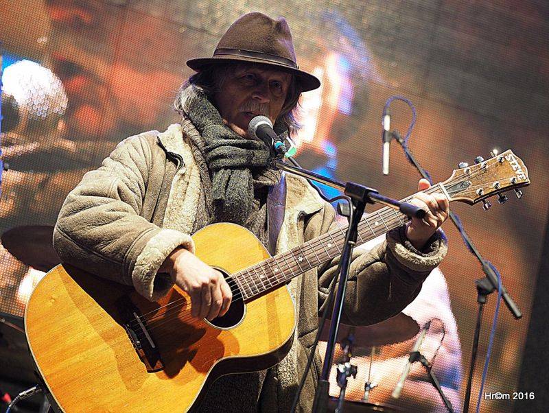 Václavákem zněly budíky: Výročí Sametové revoluce uctili Michal Pavlíček, Emma Smetana, Michal Hrůza a další