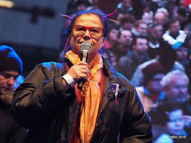 Václavákem zněly budíky: Výročí Sametové revoluce uctili Michal Pavlíček, Emma Smetana, Michal Hrůza a další