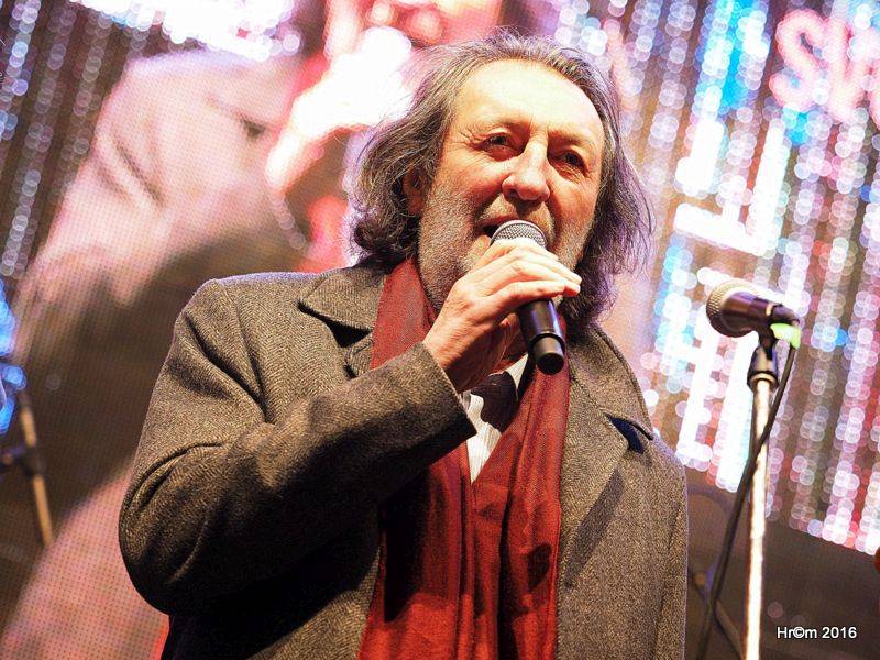 Václavákem zněly budíky: Výročí Sametové revoluce uctili Michal Pavlíček, Emma Smetana, Michal Hrůza a další