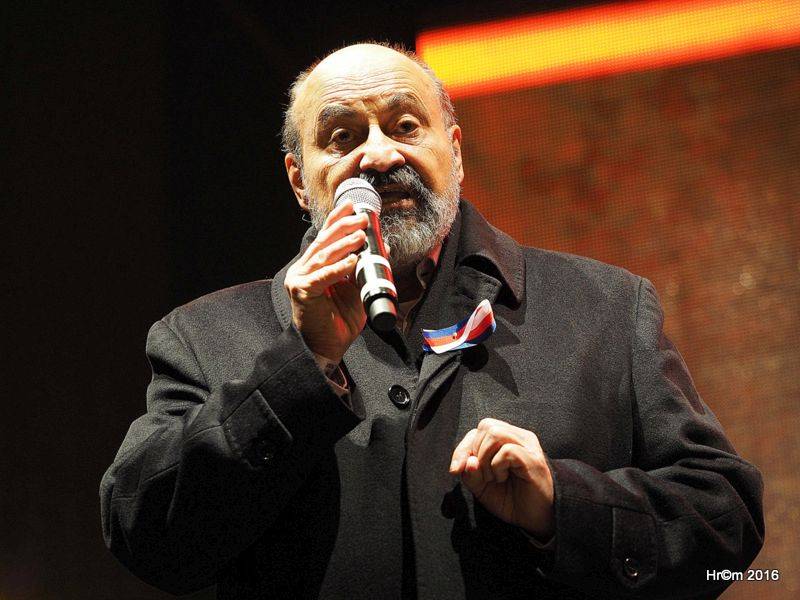 Václavákem zněly budíky: Výročí Sametové revoluce uctili Michal Pavlíček, Emma Smetana, Michal Hrůza a další