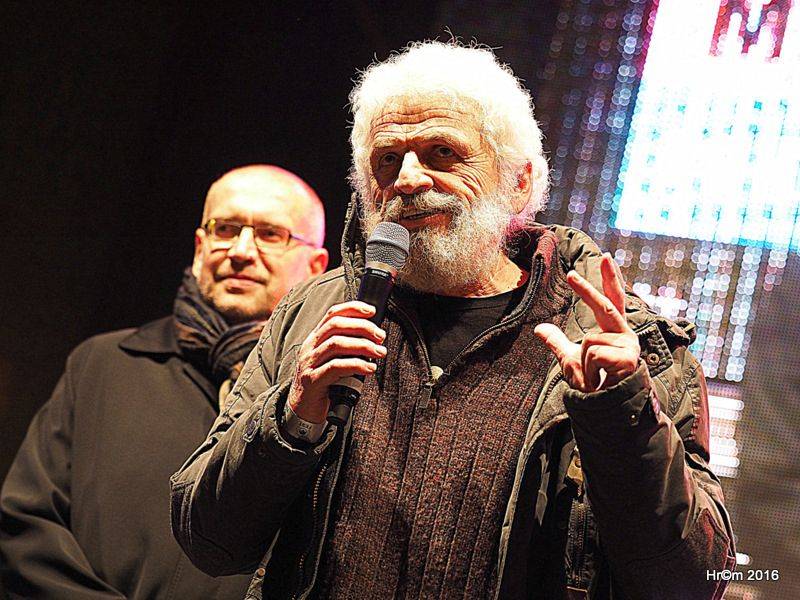 Václavákem zněly budíky: Výročí Sametové revoluce uctili Michal Pavlíček, Emma Smetana, Michal Hrůza a další