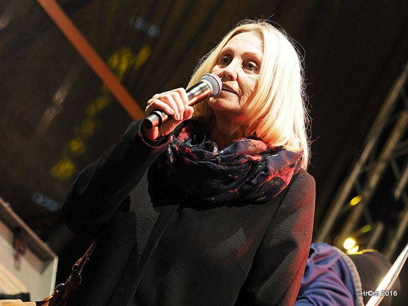 Václavákem zněly budíky: Výročí Sametové revoluce uctili Michal Pavlíček, Emma Smetana, Michal Hrůza a další