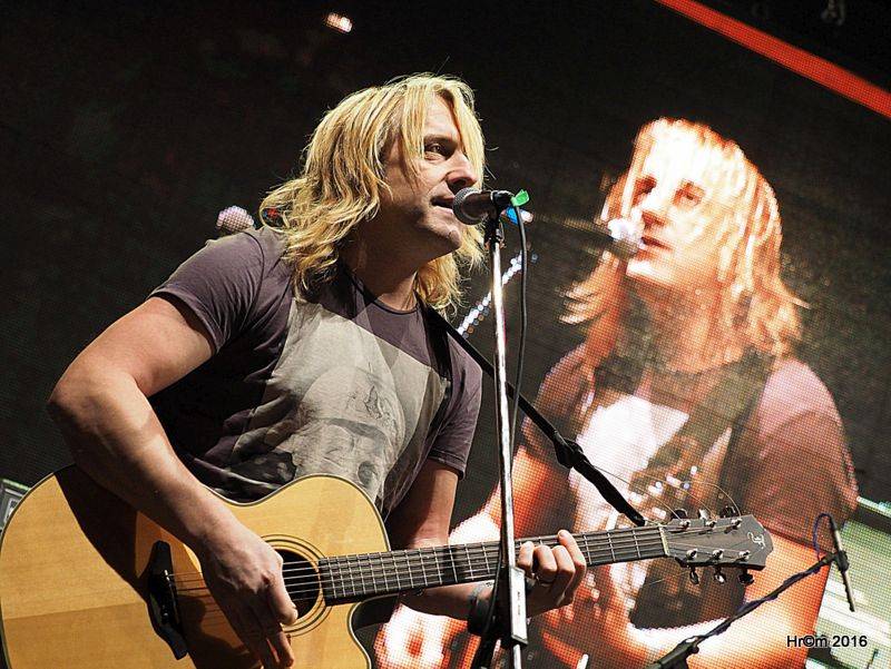 Václavákem zněly budíky: Výročí Sametové revoluce uctili Michal Pavlíček, Emma Smetana, Michal Hrůza a další