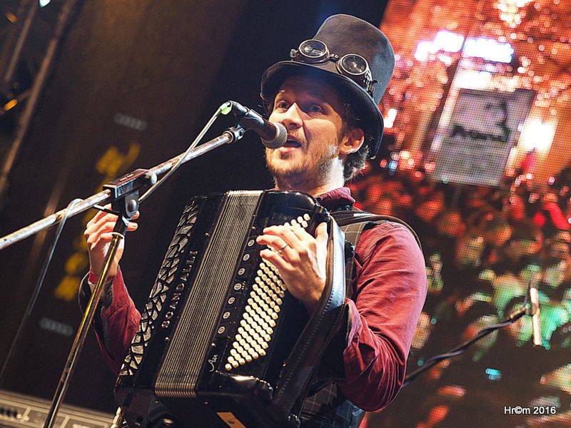 Václavákem zněly budíky: Výročí Sametové revoluce uctili Michal Pavlíček, Emma Smetana, Michal Hrůza a další