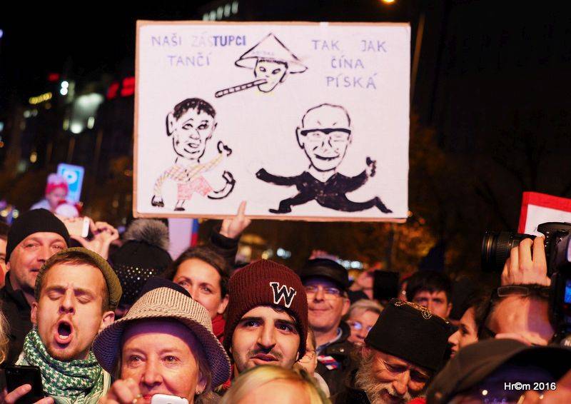 Václavákem zněly budíky: Výročí Sametové revoluce uctili Michal Pavlíček, Emma Smetana, Michal Hrůza a další