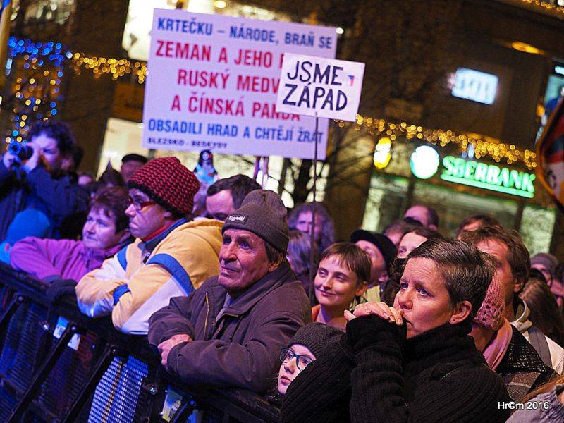 Václavákem zněly budíky: Výročí Sametové revoluce uctili Michal Pavlíček, Emma Smetana, Michal Hrůza a další