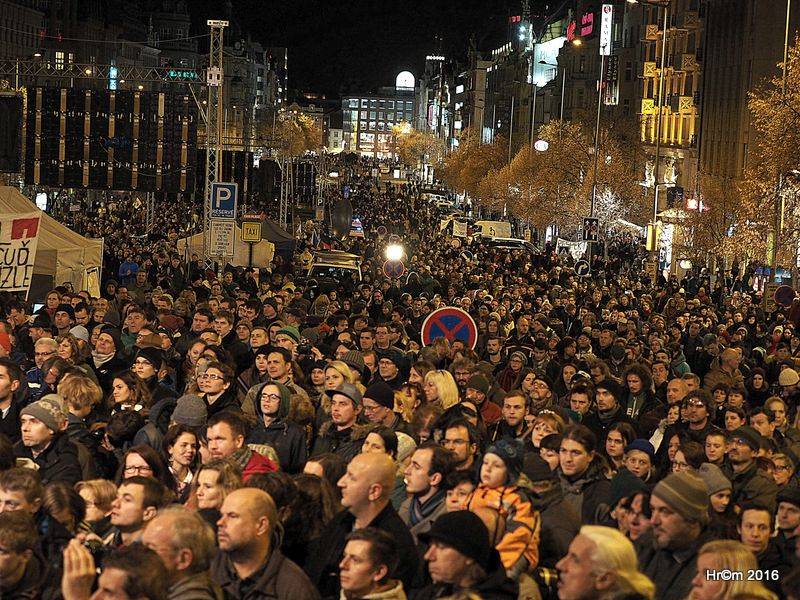 Václavákem zněly budíky: Výročí Sametové revoluce uctili Michal Pavlíček, Emma Smetana, Michal Hrůza a další