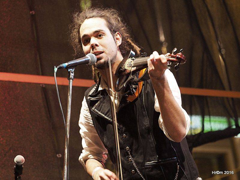 Václavákem zněly budíky: Výročí Sametové revoluce uctili Michal Pavlíček, Emma Smetana, Michal Hrůza a další