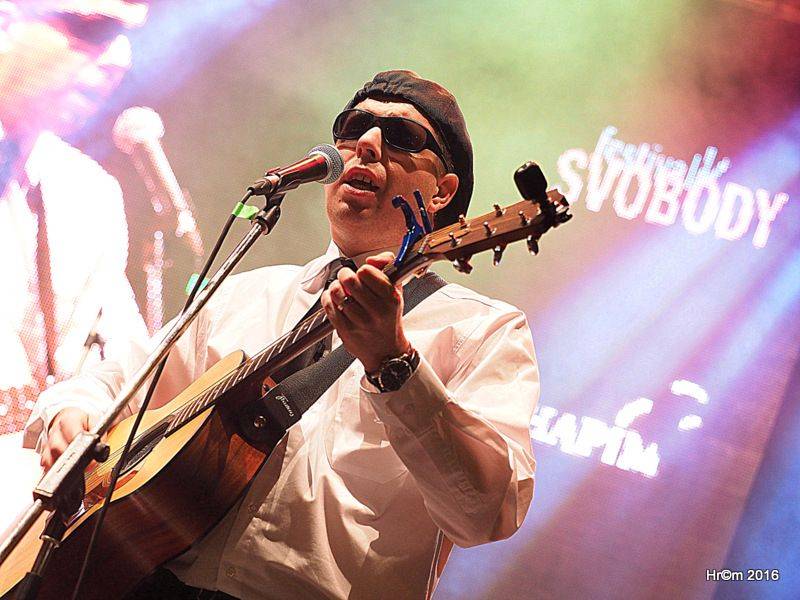 Václavákem zněly budíky: Výročí Sametové revoluce uctili Michal Pavlíček, Emma Smetana, Michal Hrůza a další