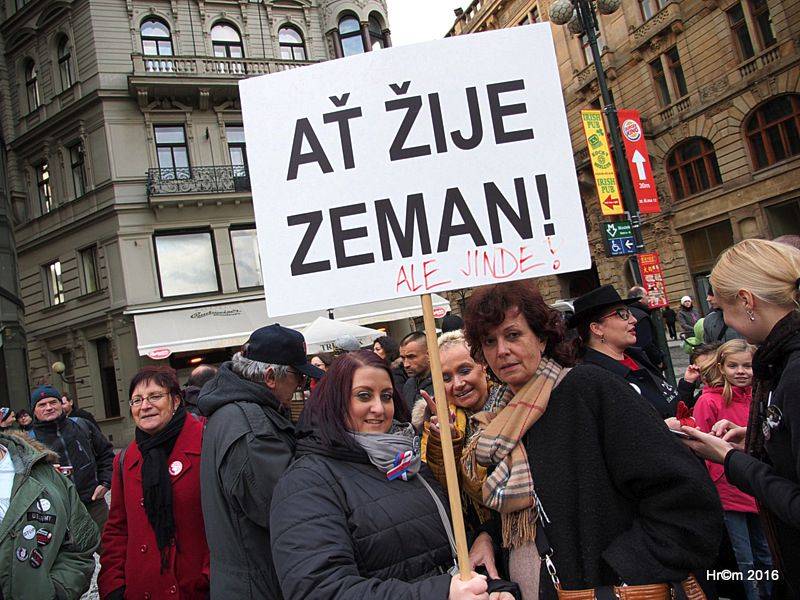 Václavákem zněly budíky: Výročí Sametové revoluce uctili Michal Pavlíček, Emma Smetana, Michal Hrůza a další