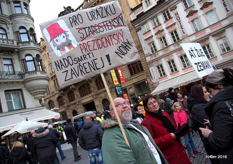 Václavákem zněly budíky: Výročí Sametové revoluce uctili Michal Pavlíček, Emma Smetana, Michal Hrůza a další