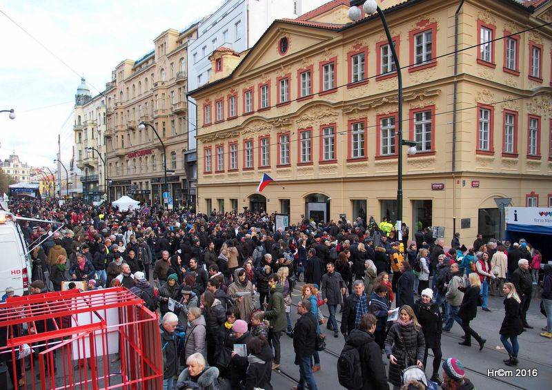 Václavákem zněly budíky: Výročí Sametové revoluce uctili Michal Pavlíček, Emma Smetana, Michal Hrůza a další