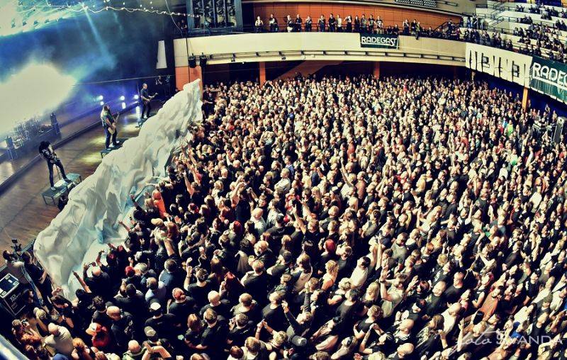 Škwor slavil plnoletost: V pražském Kongresovém centru padal sníh a šlehaly plameny