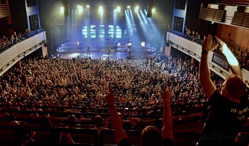 Škwor slavil plnoletost: V pražském Kongresovém centru padal sníh a šlehaly plameny