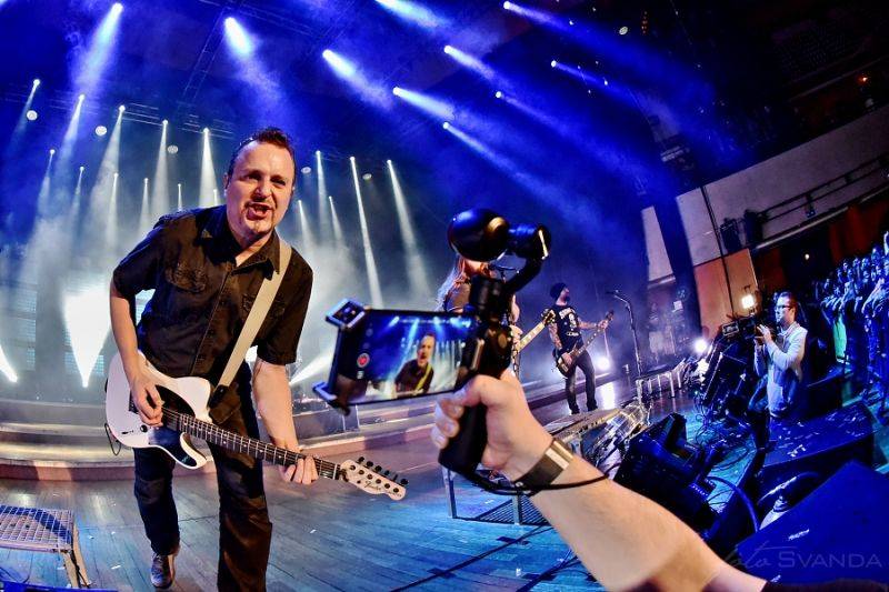 Škwor slavil plnoletost: V pražském Kongresovém centru padal sníh a šlehaly plameny