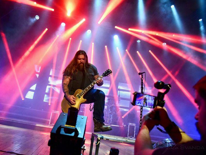 Škwor slavil plnoletost: V pražském Kongresovém centru padal sníh a šlehaly plameny