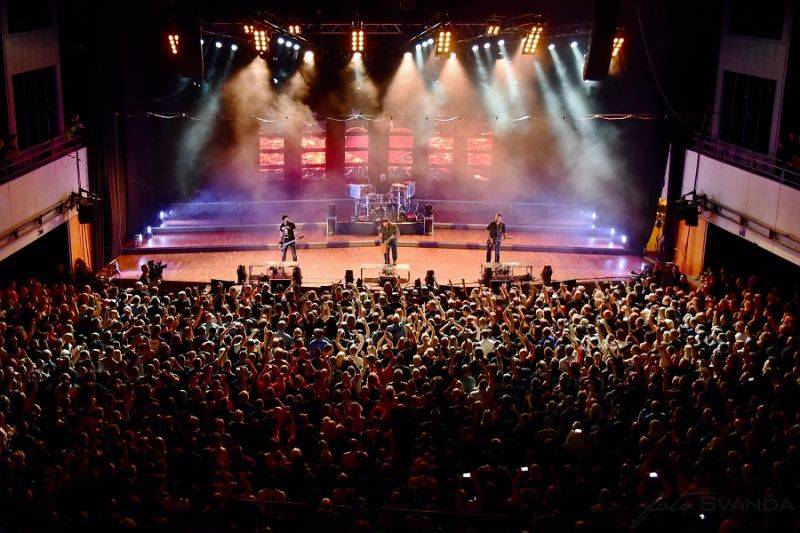 Škwor slavil plnoletost: V pražském Kongresovém centru padal sníh a šlehaly plameny