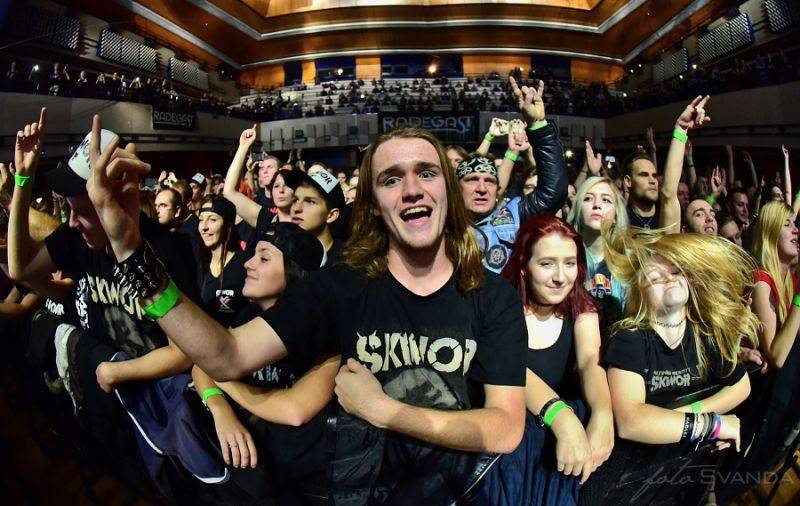 Škwor slavil plnoletost: V pražském Kongresovém centru padal sníh a šlehaly plameny