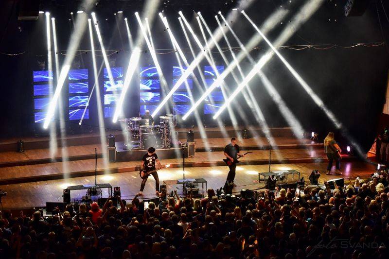 Škwor slavil plnoletost: V pražském Kongresovém centru padal sníh a šlehaly plameny