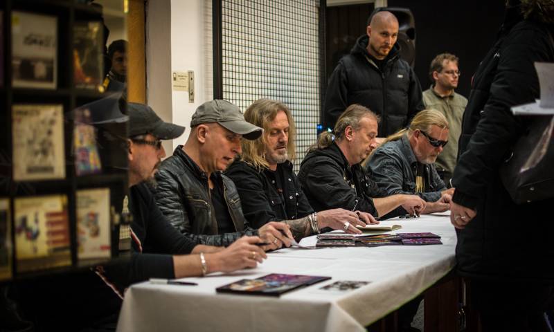 Kabát podepisoval fanouškům speciální box se čtyřmi nosiči