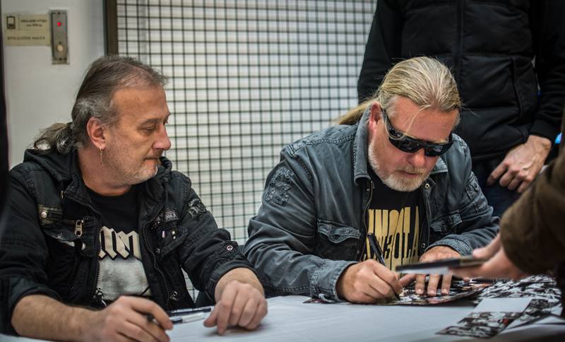 Kabát podepisoval fanouškům speciální box se čtyřmi nosiči