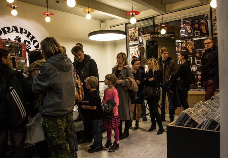 Kabát podepisoval fanouškům speciální box se čtyřmi nosiči