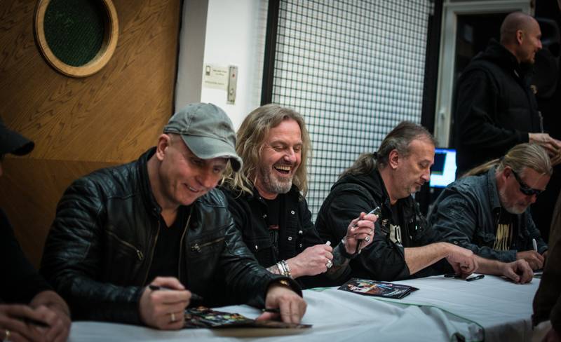 Kabát podepisoval fanouškům speciální box se čtyřmi nosiči