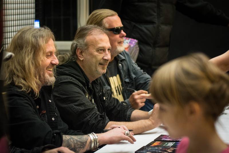 Kabát podepisoval fanouškům speciální box se čtyřmi nosiči