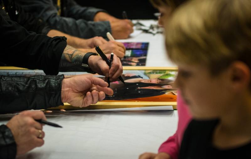 Kabát podepisoval fanouškům speciální box se čtyřmi nosiči