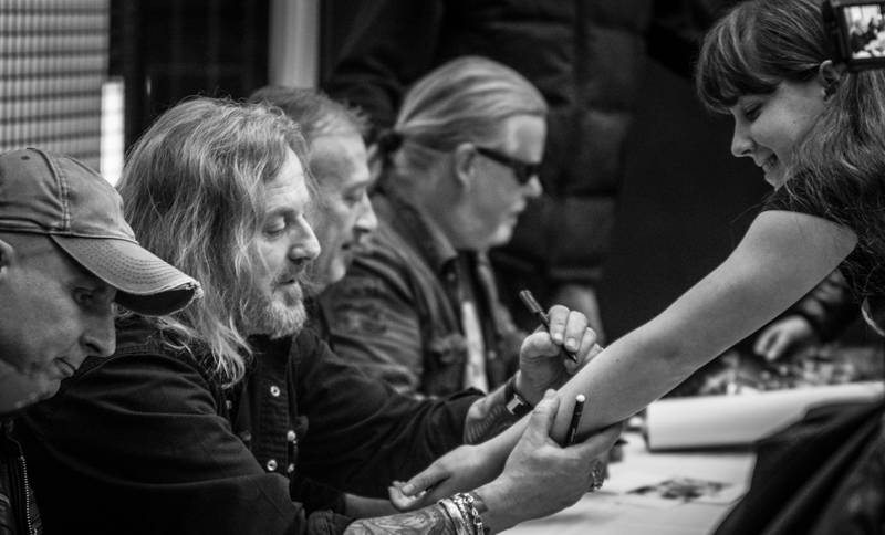 Kabát podepisoval fanouškům speciální box se čtyřmi nosiči