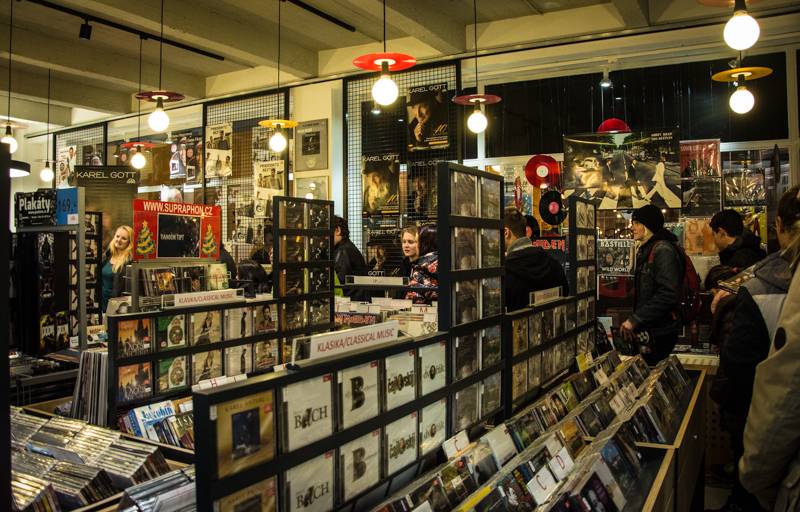 Kabát podepisoval fanouškům speciální box se čtyřmi nosiči