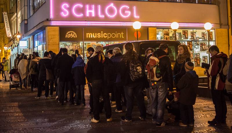 Kabát podepisoval fanouškům speciální box se čtyřmi nosiči