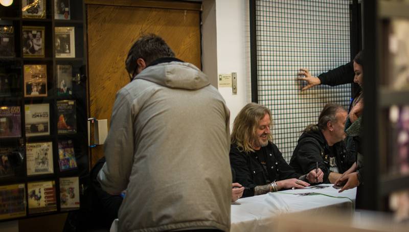 Kabát podepisoval fanouškům speciální box se čtyřmi nosiči