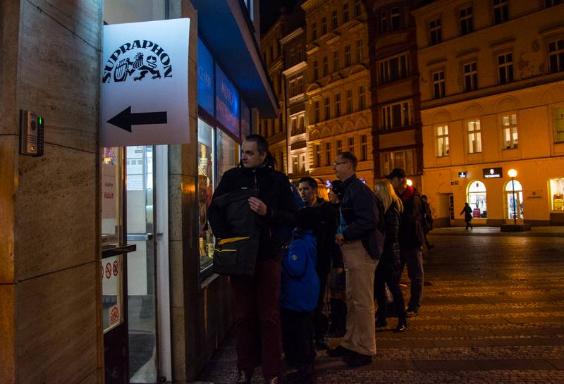 Kabát podepisoval fanouškům speciální box se čtyřmi nosiči