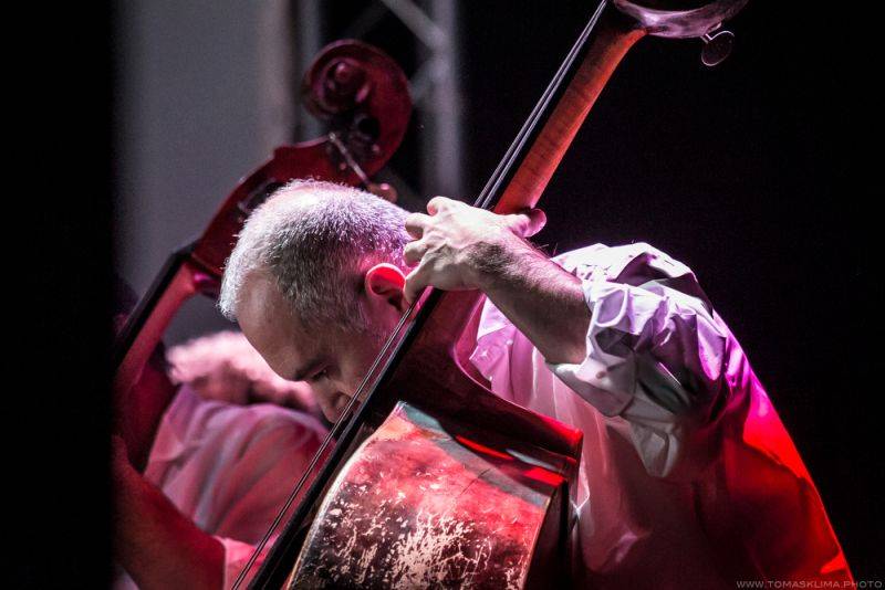 Tata Bojs a SOČR zvedli diváky ve Foru Karlín ze židlí