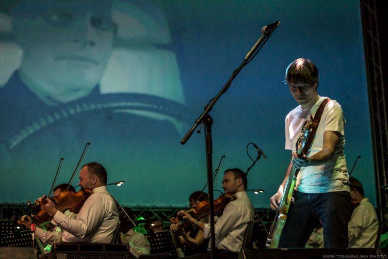 Tata Bojs a SOČR zvedli diváky ve Foru Karlín ze židlí