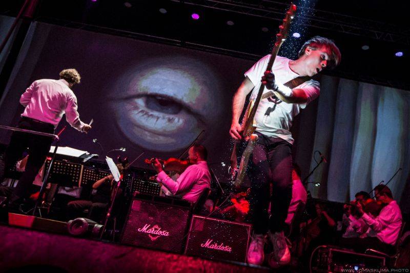 Tata Bojs a SOČR zvedli diváky ve Foru Karlín ze židlí