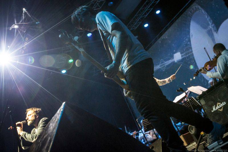 Tata Bojs a SOČR zvedli diváky ve Foru Karlín ze židlí