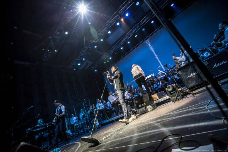 Tata Bojs a SOČR zvedli diváky ve Foru Karlín ze židlí