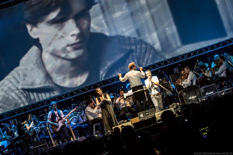 Tata Bojs a SOČR zvedli diváky ve Foru Karlín ze židlí