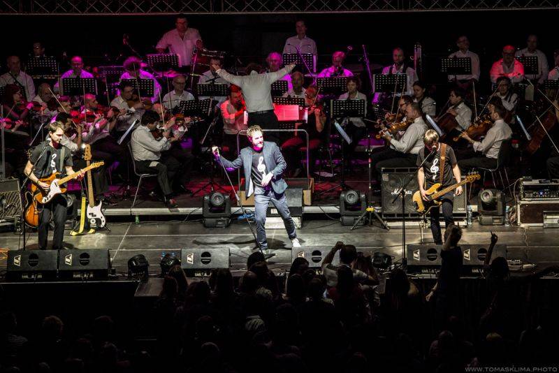 Tata Bojs a SOČR zvedli diváky ve Foru Karlín ze židlí