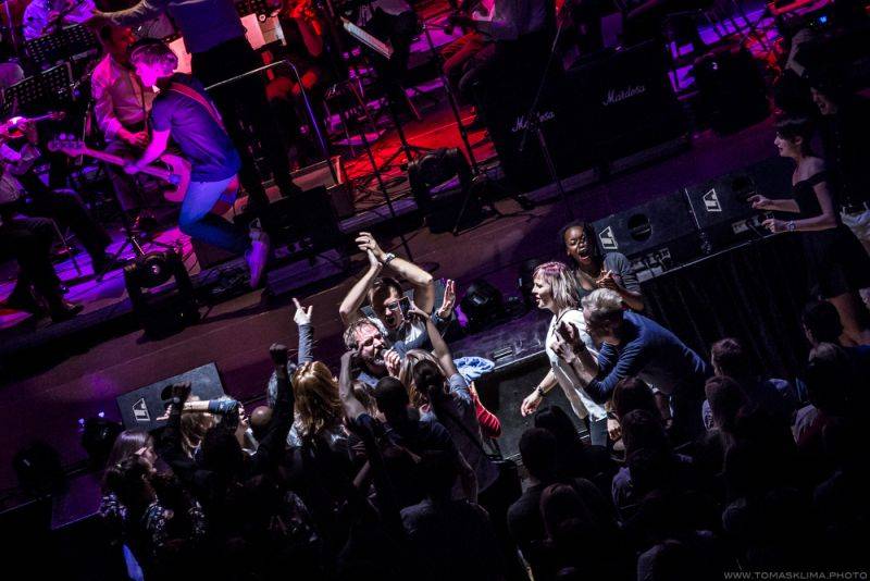 Tata Bojs a SOČR zvedli diváky ve Foru Karlín ze židlí