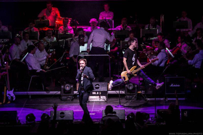 Tata Bojs a SOČR zvedli diváky ve Foru Karlín ze židlí