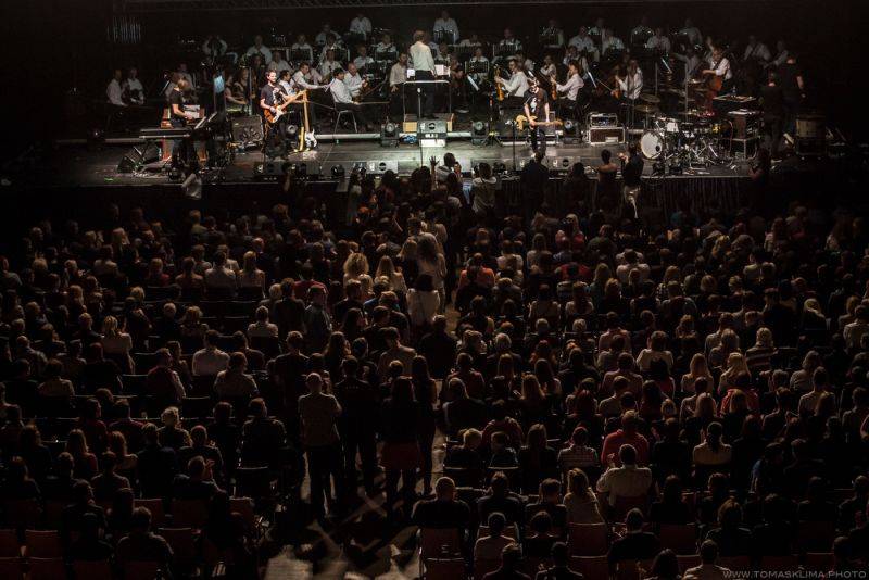 Tata Bojs a SOČR zvedli diváky ve Foru Karlín ze židlí